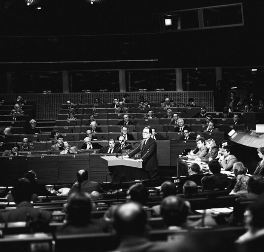 Photo 1 : Jacques DELORS doing a speech about his appointment as European Commission President at the European Parliament of Strasbourg in January 1985.