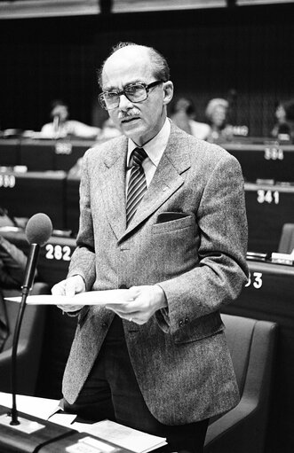 Nuotrauka 15: The MEP Otto von HABSBURG during a session in May 1981.