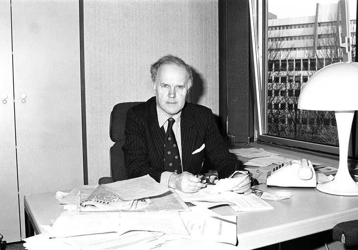 Fotografia 2: The MEP James MOORHOUSE in a office of the European Parliament of Strasbourg in February 1984.