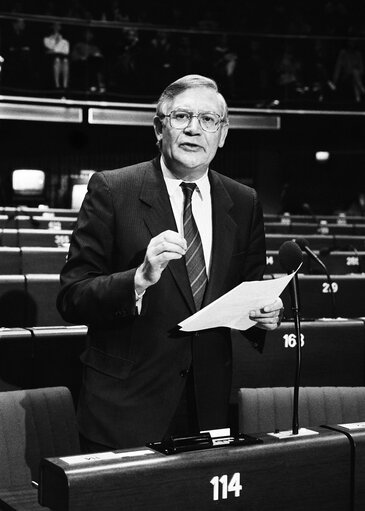 Fotografija 8: The MEP Lambert CROUX during a session in Strasbourg in March 1986.