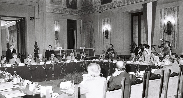 Photo 3 : European Council Meeting in Milan, Italy in July 1985