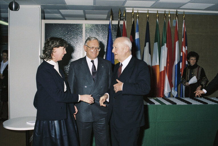 Foto 16: Presentation of medals to long term civil servants by Pierre PFLIMLIN EP President, Bâtiment Schuman Luxembourg