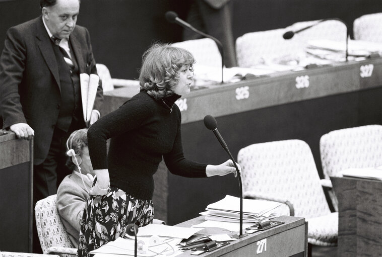 Fotografi 5: The MEP Anne-Marie A. LIZIN during a session in Luxembourg in February 1981.