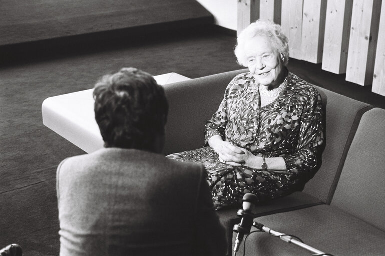 Suriet 32: The MEP Louise WEISS being interviewed by journalists in July 1980.