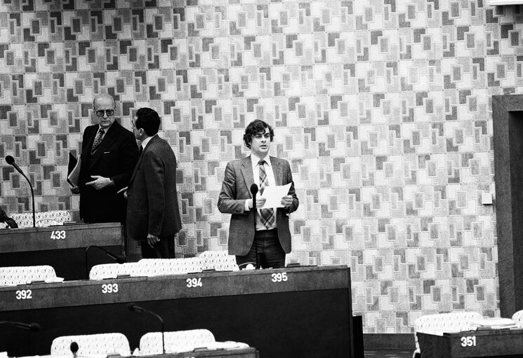 Foto 26: The MEP Michael J. WELSH during a session in Luxembourg in February 1981.