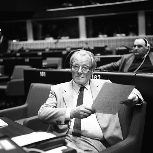 Fotografija 1: The MEP WIlly BRANDT during a session in Strasbourg in July 1981.