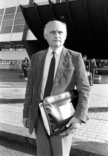 Nuotrauka 4: The MEP Michael McGOWAN in front of the European Parliament of Strasbourg in April 1985.