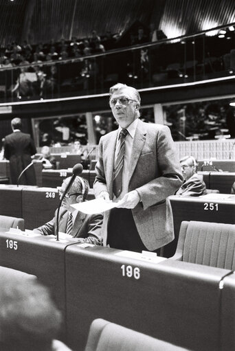 Fotografie 19: The MEP Georges DONNEZ during a session in Strasbourg on April 1980.