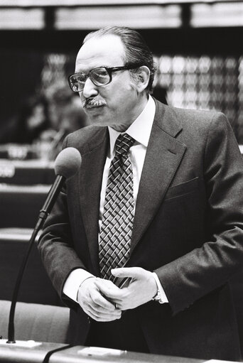 Fotografie 49: The MEP Mauro FERRI during a session in Strasbourg in April 1980.