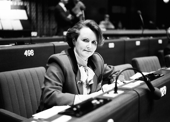 Fotografija 9: The MEP Simone MARTIN during a session in Strasbourg in March 1986.