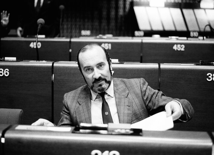 Fotografija 7: The delegue Zenon-Jose LUIS PAZ during a session in Strasbourg in March 1986.