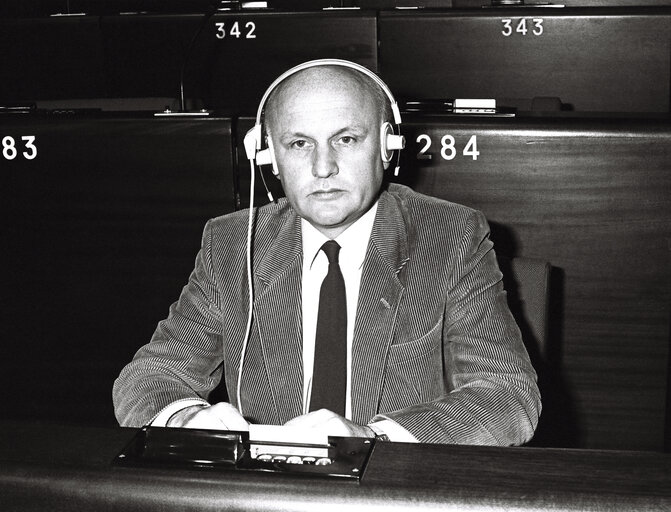 Nuotrauka 3: The MEP Michael McGOWAN at the European Parliament of Strasbourg in April 1985.