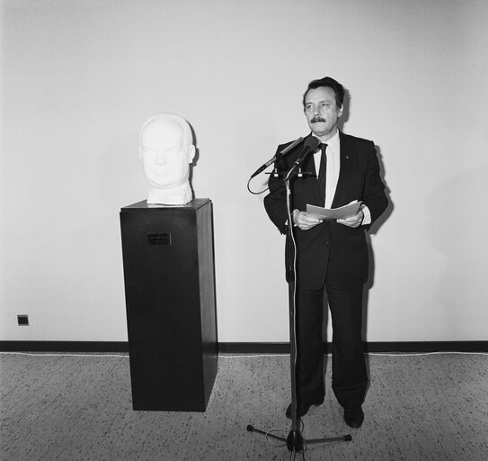 Fotografija 2: Inauguration of a bust depicting the first President of the Common Assembly of the European Coal and Steel Community Paul-Henri SPAAK in November 1985.