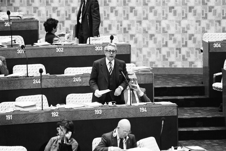 Fotografi 31: The MEP Robert DELOROZOY during a session in Luxembourg in February 1981.