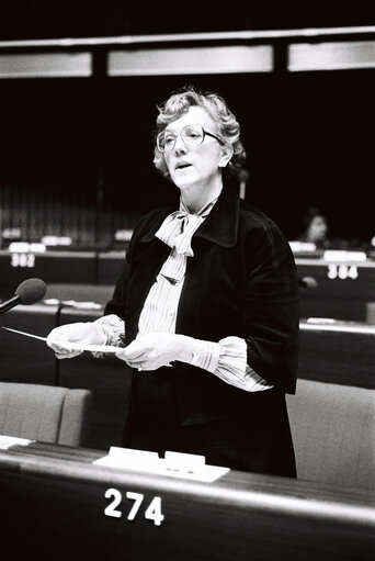 Fotografi 31: The MEP Annie KROUWEL-VLAM during a session in Strasbourg on February 1980.