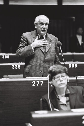 Foto 9: The MEP Erwin LANGE during a session in the hemicycle of Strasbourg in November 1979.