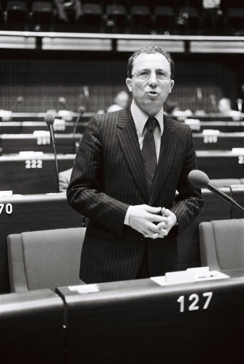 Photo 4: The MEP Jacques DELORS during a session in March 1980.