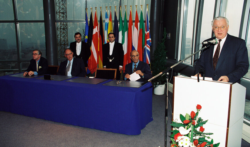 Foto 5: Ceremonial signing of co-decision Council - PE