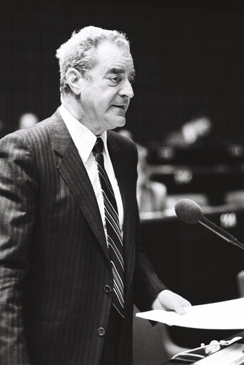 Fotografie 41: The MEP Manlio CECOVINI during a session in Strasbourg in April 1980.