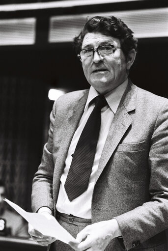 Fotografie 29: The MEP Jerry CRONIN during a session in Strasbourg in April 1980.