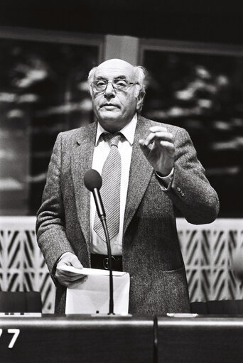 Fotografie 8: The MEP Altiero SPINELLI during a plenary session in Strasbourg in November 1979.