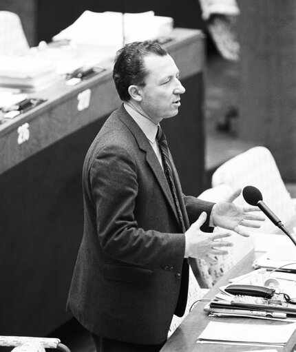 Fotografi 14: The MEP Jacques DELORS during a session in Strasbourg in February 1981.