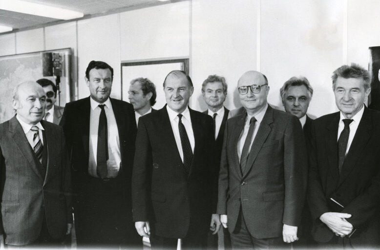 Fotografija 2: Sir Henry PLUMB - EP President, at the CMEA headquarters during a visit in Moscow on September 1988.