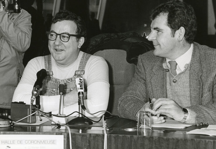 News conference with COLUCHE about the Restodu Coeur in Strasbourg on February 1986.