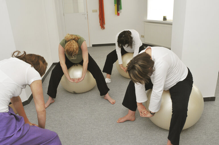 Nuotrauka 5: Pregnant women exercising with their coach