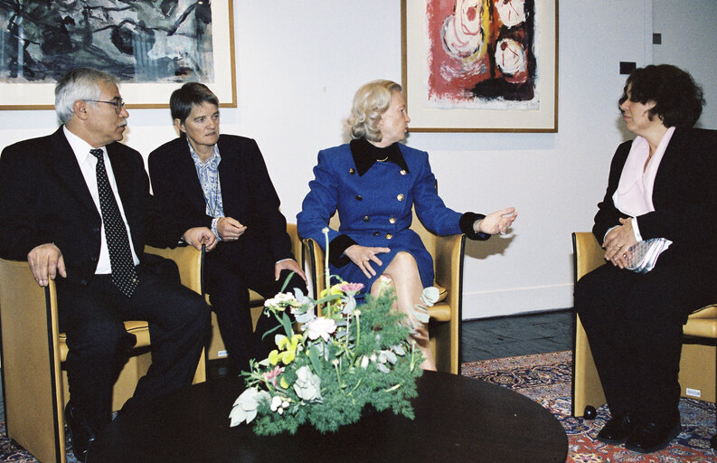 Φωτογραφία 25: Nurit Peled-Elhanan, Dom Zacarias Kamwenho and Izzat Ghazzawi, 2001 Sakharov Prize laureates, are received at the European Parliament