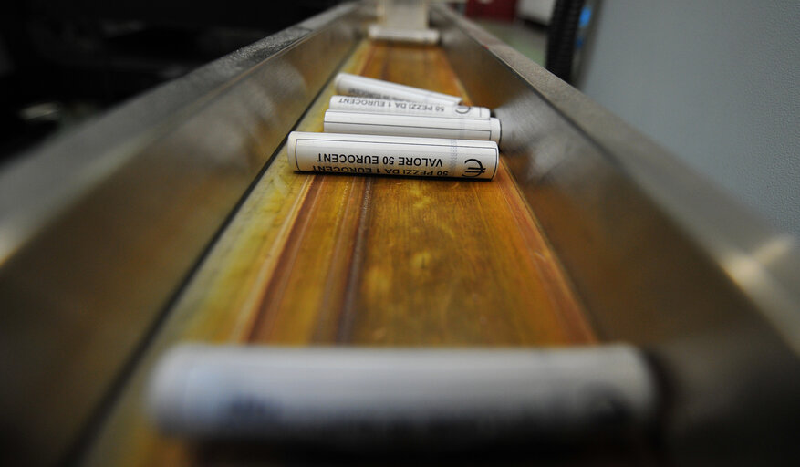 Fotografie 9: Italian euro coins during printing at Zecca dello Stato in Rome