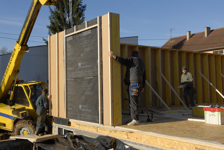 Foto 7: Passive house construction. Energy efficiency building to reduce its ecological footprint. Low energy. Wood house.