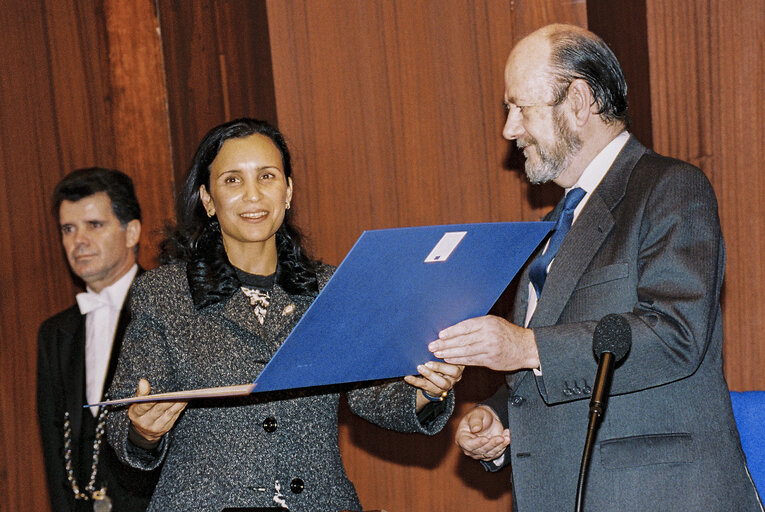 Foto 2: Sakharov Prize 1997: Jose Maria GIL ROBLES GIL DELGADO - EP President awards Salima GHEZALI, founding member of Women in Europe and the Maghreb.