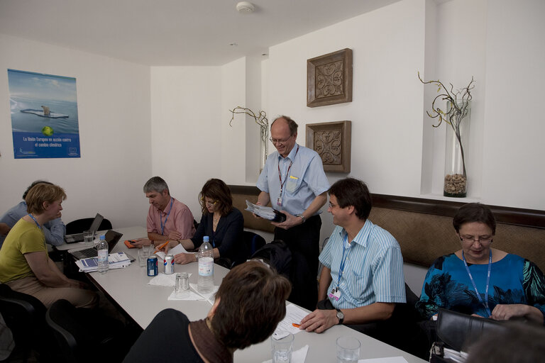 Zdjęcie 7: Professor Van Ypersele, vice-chair of IPCC during a meeting with the European Parliament delegation at the COP16 in Cancun, Mexico on December 08, 2010.