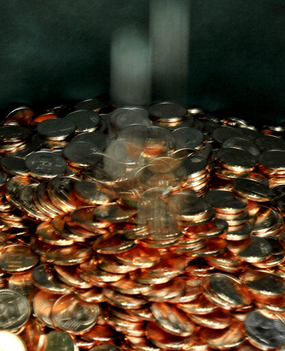 Fotografia 16: Italian euro coins during printing at Zecca dello Stato in Rome