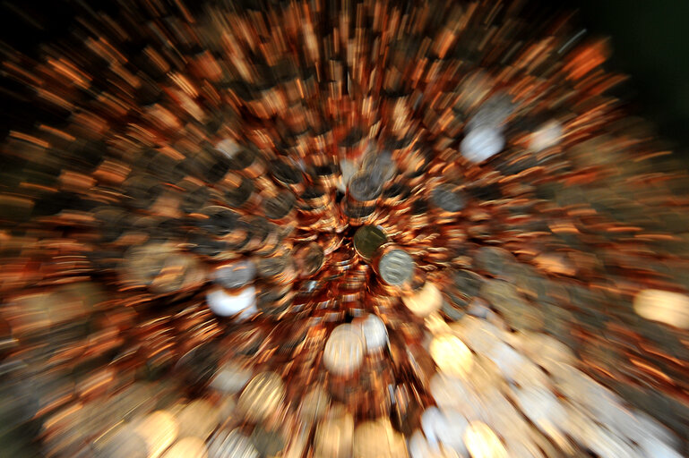 Fotografia 13: Italian euro coins during printing at Zecca dello Stato in Rome