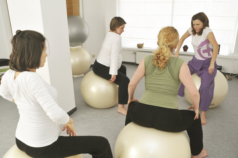 Foto 6: Pregnant women exercising with their coach