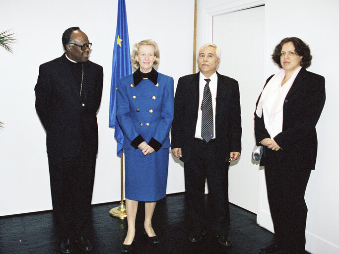 Fotografija 11: Nurit Peled-Elhanan, Dom Zacarias Kamwenho and Izzat Ghazzawi, 2001 Sakharov Prize laureates, are received at the European Parliament