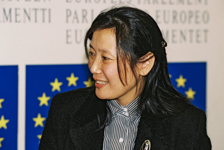 Снимка 6: Sakharov Prize 1996: Press conference of EP President  with the sister of Wei JINGSHENG