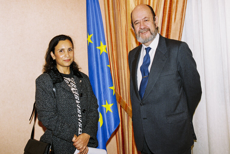 Fotó 4: Sakharov Prize 1997: Jose Maria GIL ROBLES GIL DELGADO EP President meets with Salima GHEZALI