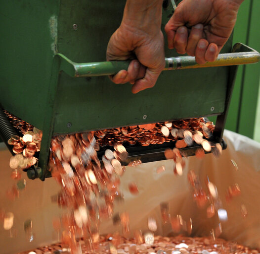 Fotografia 11: Italian euro coins during printing at Zecca dello Stato in Rome