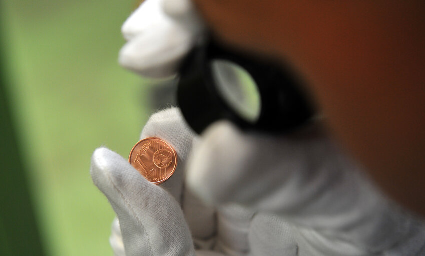 Fotografie 4: A worker of  Zecca dello Stato checks the Italian euro coins during printing  in Rome