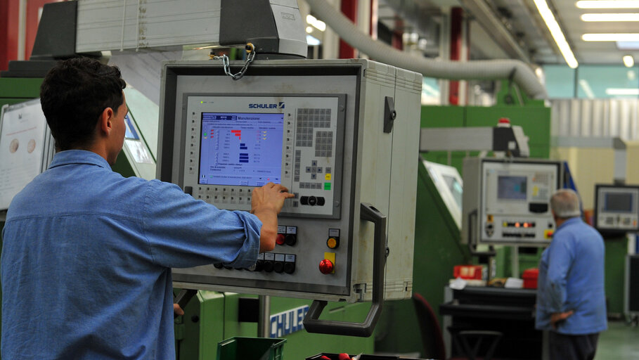 Fotografie 22: Workers of  Zecca dello Stato checks the Italian euro coins during printing  in Rome