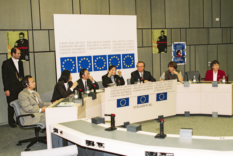 Fotografija 8: Sakharov Prize 1996: Press conference of EP President  with the sister of Wei JINGSHENG