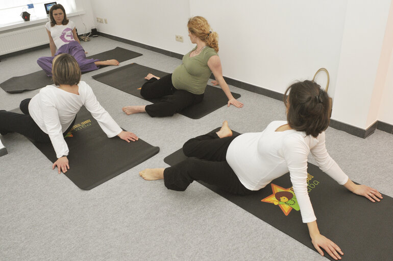 Nuotrauka 4: Pregnant women exercising with their coach