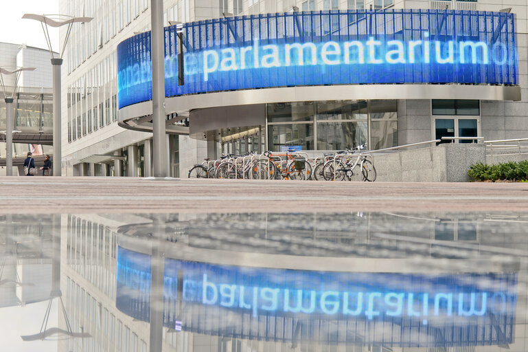 Photo 5: Parlamentarium's entrance in the WIB Building in Brussels