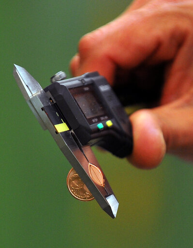 Fotografie 2: A worker of  Zecca dello Stato checks the Italian euro coins during printing  in Rome