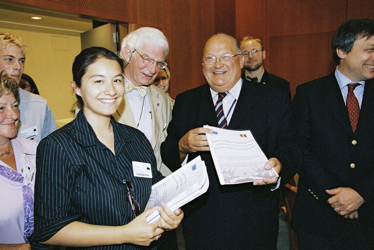 Снимка 12: Representatives of the Convention of Young Belgian Students meet with Belgian members of the European Convention on the Future of Europe