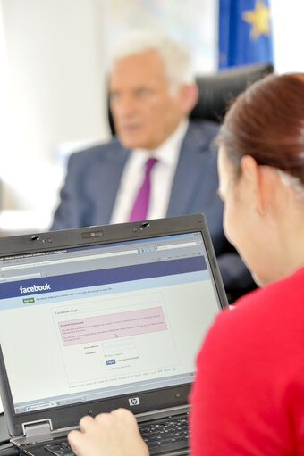 Fotografija 6: Facebook chat with EP President.