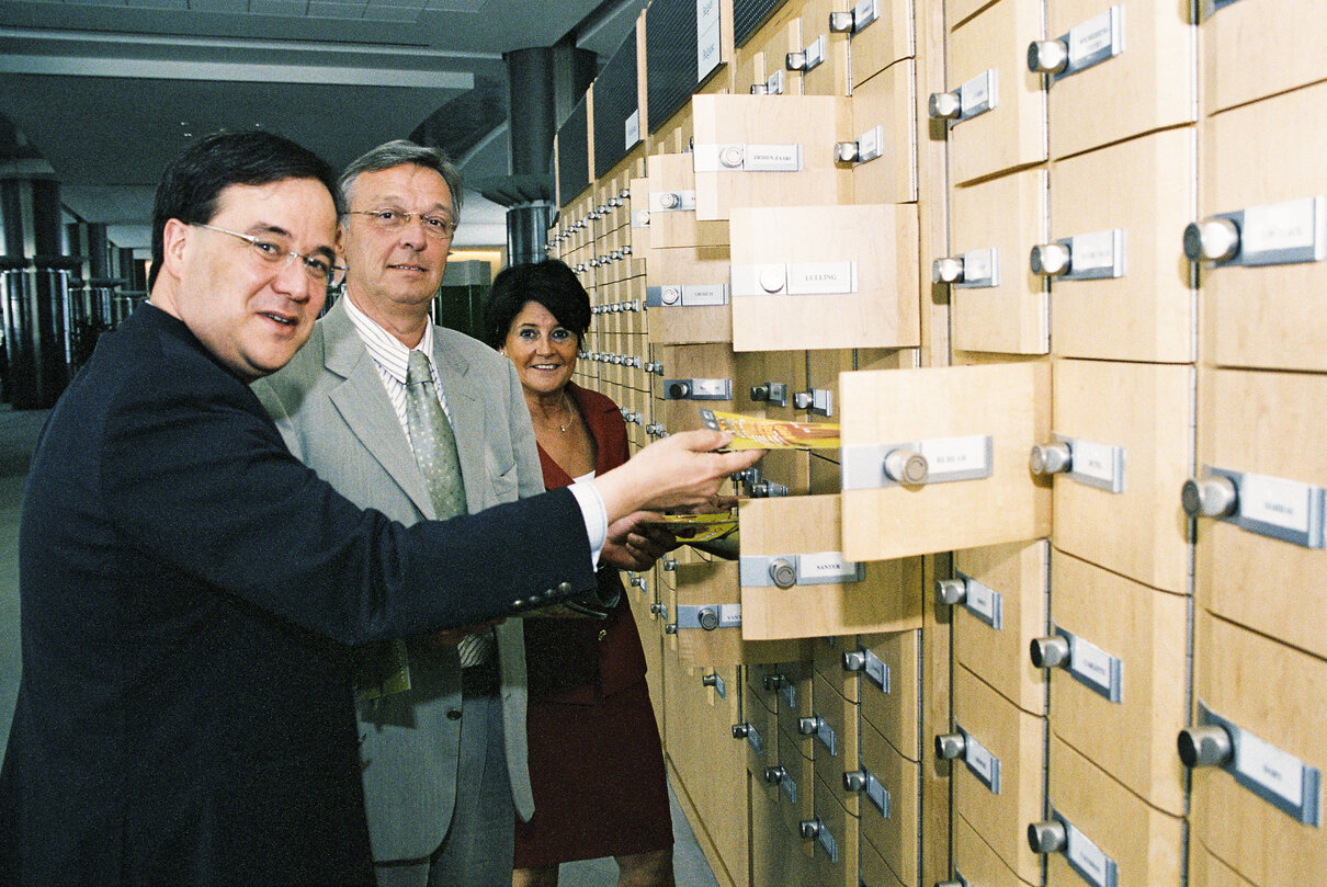 MEPs distribute flyers for the Exoriente exhibition